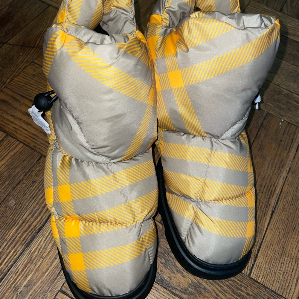 Burberry Chucky check puffer boots
